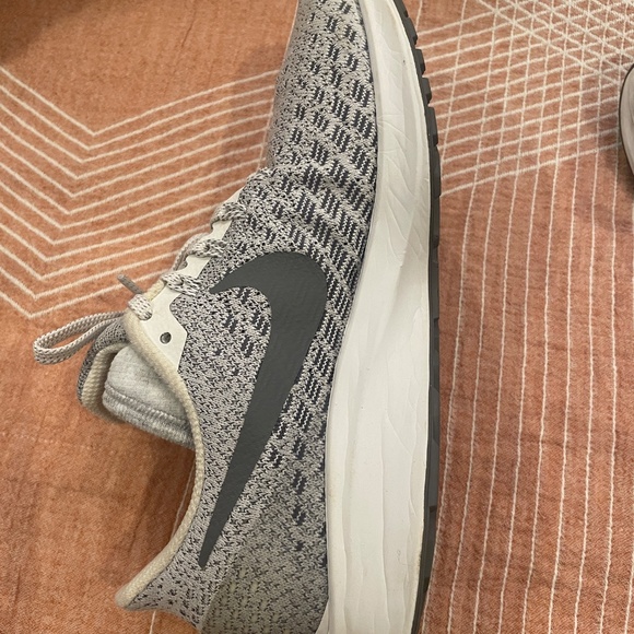 Women’s Nike Tennis Shoes Size 7 - Picture 4 of 12